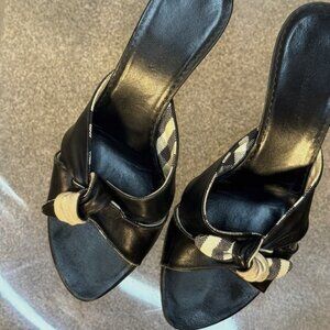 Burberry Women's Black and Tan Slides